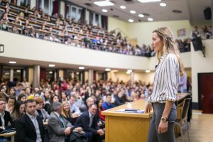 Mesto: Beograd Datum: 01.12.2016 Dogadjaj: DRUTVO/SPORT/OBRAZOVANJE - direktorka Novak Djokoviæ fondacije (NDF) Jelena Djokoviæ odrala je u sredu 30. novembra predavanje "Upravljanje humanitarnim fondacijama" na Ekonomskom fakultetu u Beogradu Licnosti: Jelena Djokoviæ
