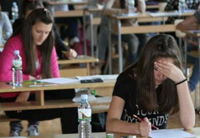 ОСМАЦИ МОГУ ДА ОДАХНУ Наставници раде завршни испит уместо њих
