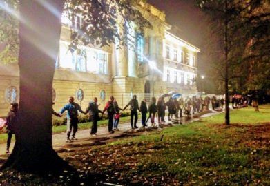 Родитељи живим ланцем бране земунску школу