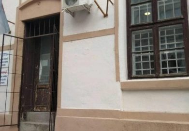 Полупани прозори на просторијама НСПРВ-а