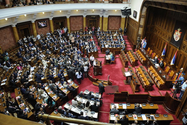 Парламент изгласао неприкосновену власт министра просвете